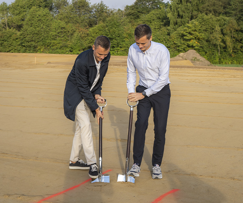 Kasper und Mikkel graben f&uuml;r das neue Hauptquartier