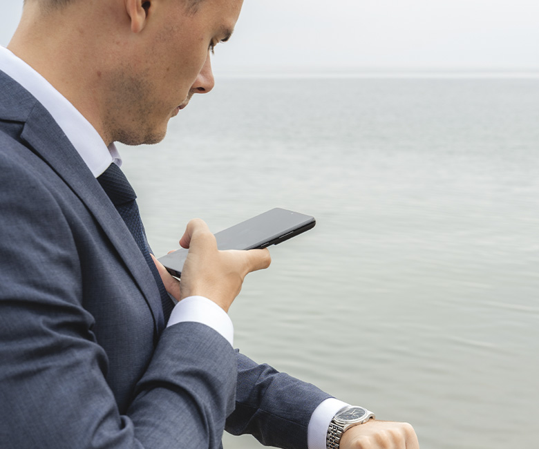 Mikkel macht ein Foto von seiner Uhr
