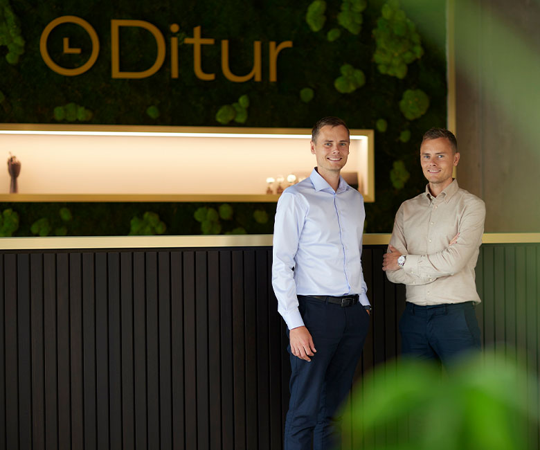 Kasper und Mikkel im Ditur Gesch&auml;ft Hasselager