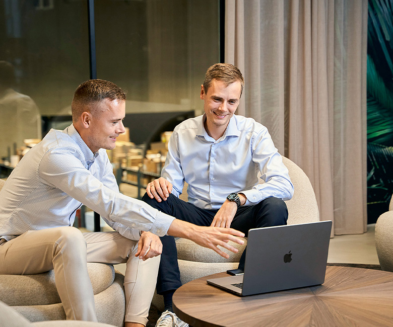 Kasper und Mikkel schauen auf den Computer